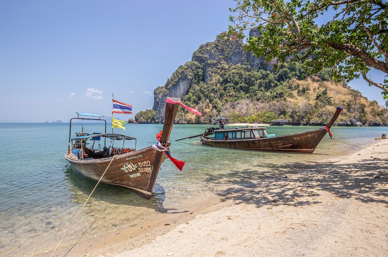 Boote in einer Bucht Thailand